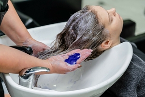 Pourquoi utiliser un shampoing anti-jaunissement ?